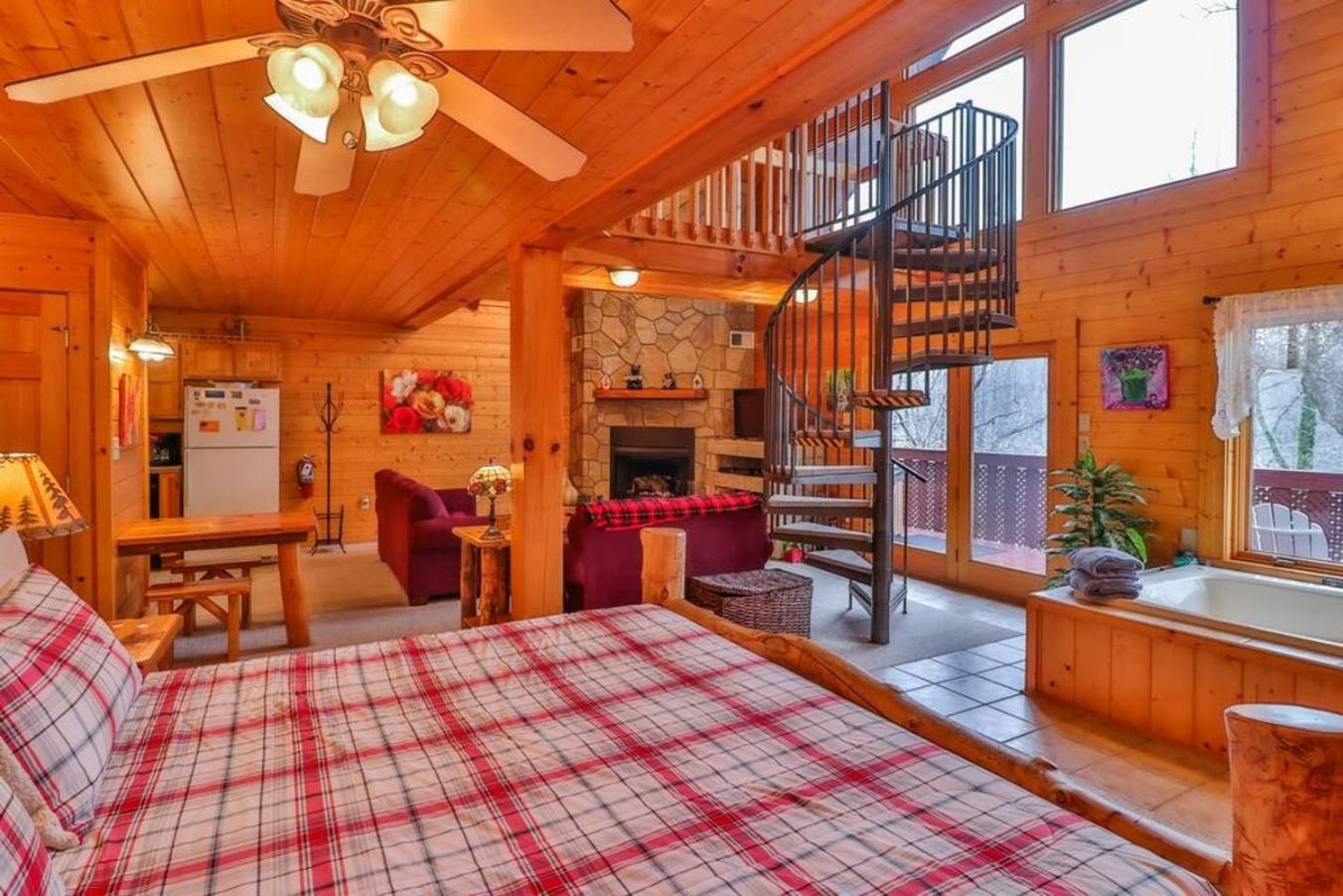 Romantic, Honeymoon Cabin In The Smokies! Gatlinburg Exterior photo